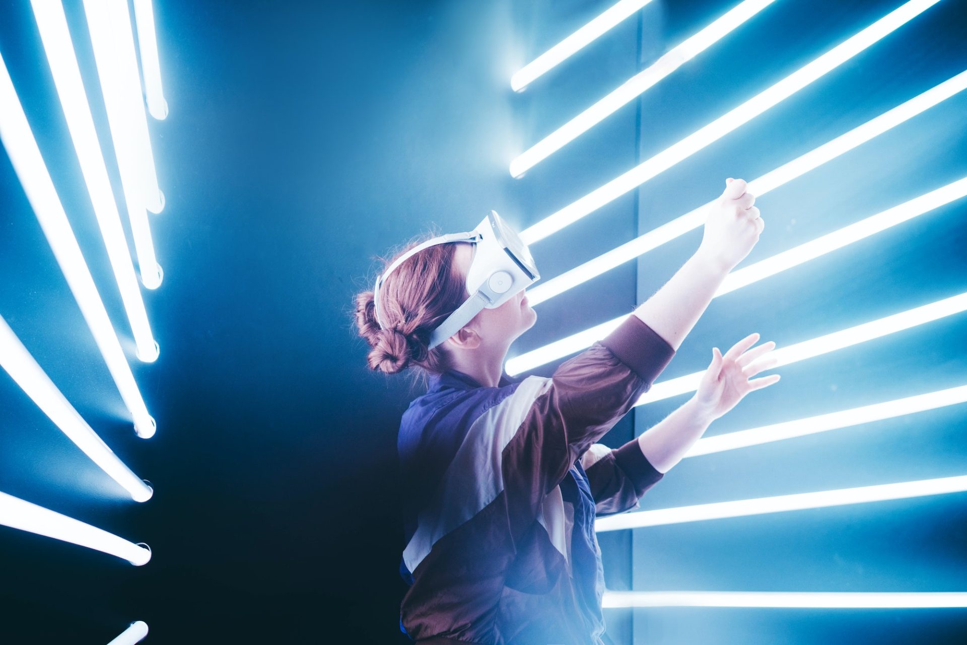 girl-using-vr-goggles-in-colorful-neon-lights-e1686030533564.jpg