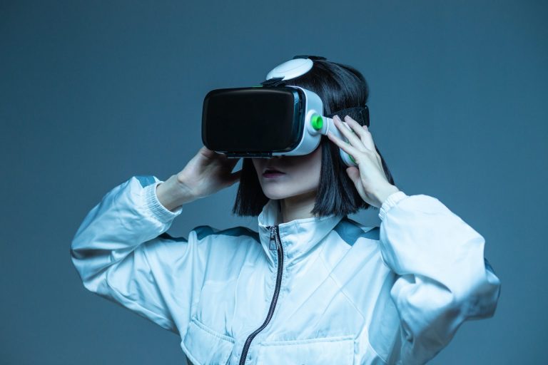 woman-in-vr-headset-e1686030555215